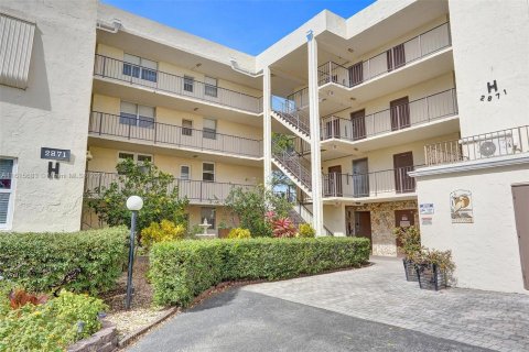 Condo in Lauderdale Lakes, Florida, 2 bedrooms  № 1240287 - photo 1