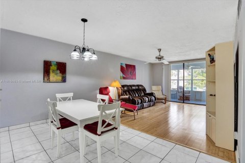 Condo in Lauderdale Lakes, Florida, 2 bedrooms  № 1240287 - photo 4