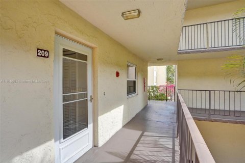 Condo in Lauderdale Lakes, Florida, 2 bedrooms  № 1240287 - photo 23