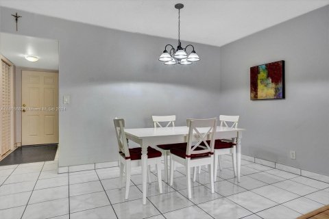 Condo in Lauderdale Lakes, Florida, 2 bedrooms  № 1240287 - photo 5