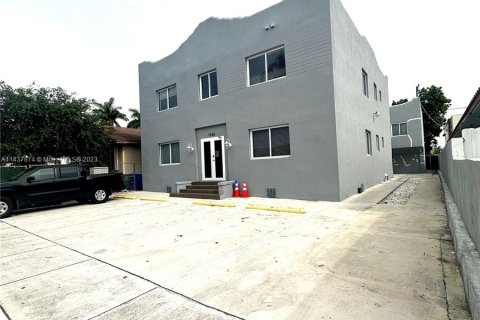 Commercial property in Miami, Florida № 672402 - photo 1