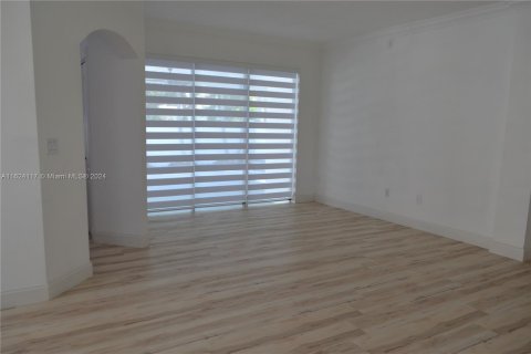 House in Miami, Florida 3 bedrooms, 127.46 sq.m. № 1282596 - photo 3