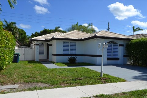 House in Miami, Florida 3 bedrooms, 127.46 sq.m. № 1282596 - photo 2