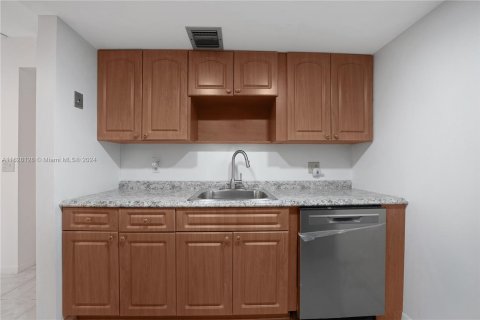 Condo in Pembroke Pines, Florida, 1 bedroom  № 1282599 - photo 10