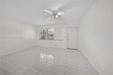 Copropriété à vendre à Pembroke Pines, Floride: 1 chambre, 63.64 m2 № 1282599 - photo 2