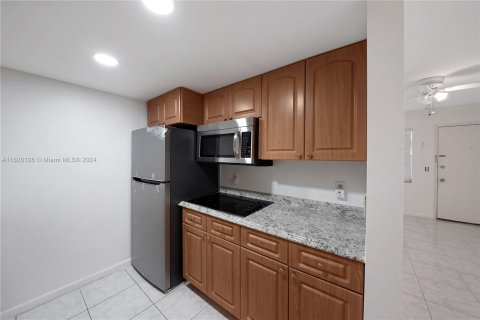 Condo in Pembroke Pines, Florida, 1 bedroom  № 1282599 - photo 7