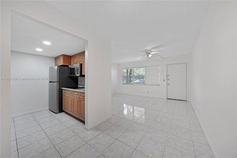 Condo in Pembroke Pines, Florida, 1 bedroom  № 1282599 - photo 5