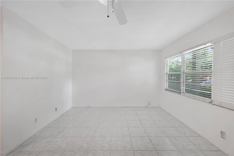 Condo in Pembroke Pines, Florida, 1 bedroom  № 1282599 - photo 3