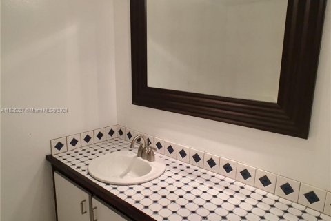 Condo in Miami Beach, Florida, 1 bedroom  № 1282327 - photo 16