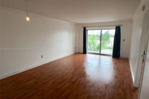 Condo in Miami Beach, Florida, 1 bedroom  № 1282327 - photo 3