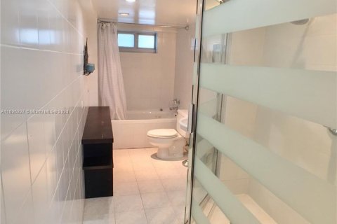 Condo in Miami Beach, Florida, 1 bedroom  № 1282327 - photo 11