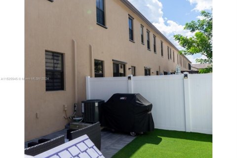 Townhouse in Hialeah, Florida 3 bedrooms, 127.83 sq.m. № 991631 - photo 12