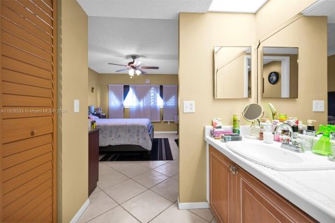 Купить кондоминиум в Пемброк-Пайнс, Флорида 2 спальни, 112.13м2, № 989039 - фото 25
