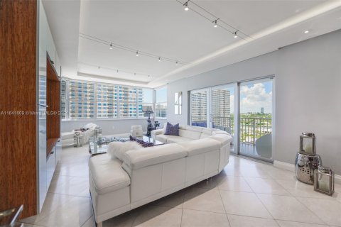 Condo in Hallandale Beach, Florida, 3 bedrooms  № 1319289 - photo 1