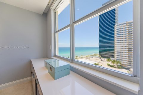 Condo in Hallandale Beach, Florida, 3 bedrooms  № 1319289 - photo 11