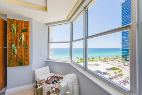 Condo in Hallandale Beach, Florida, 3 bedrooms  № 1319289 - photo 25