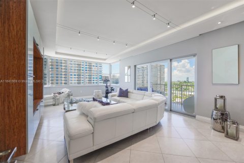 Condo in Hallandale Beach, Florida, 3 bedrooms  № 1319289 - photo 2