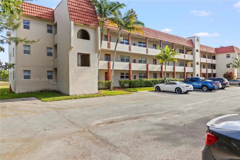 Condo in Sunrise, Florida, 2 bedrooms  № 1128475 - photo 1