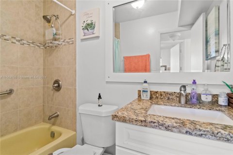 Condo in Sunrise, Florida, 2 bedrooms  № 1128475 - photo 25