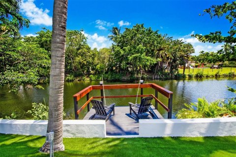 House in Miami, Florida 6 bedrooms, 225.85 sq.m. № 1128438 - photo 25