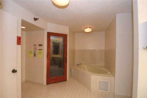 Condo in Pompano Beach, Florida, 2 bedrooms  № 934403 - photo 19