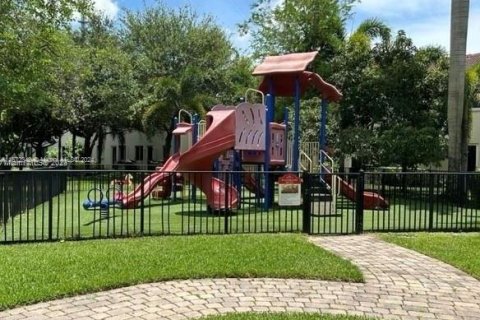Touwnhouse à vendre à Miami Gardens, Floride: 4 chambres, 160.07 m2 № 1140591 - photo 16