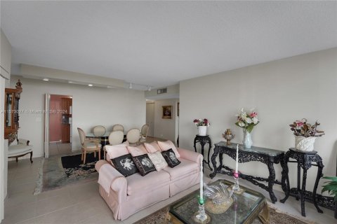 Condo in Hollywood, Florida, 2 bedrooms  № 1140592 - photo 12