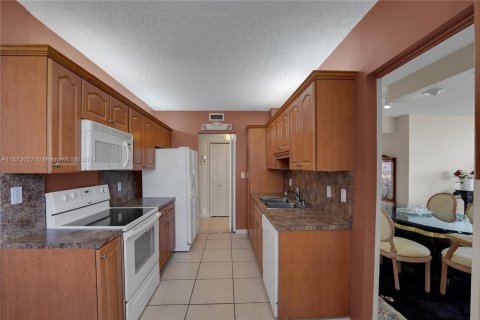 Condo in Hollywood, Florida, 2 bedrooms  № 1140592 - photo 9