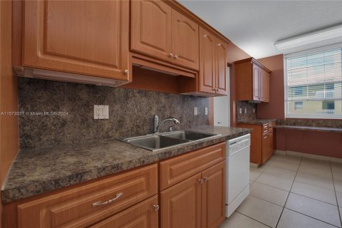 Condo in Hollywood, Florida, 2 bedrooms  № 1140592 - photo 6