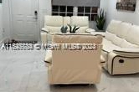 Townhouse in Miami, Florida 3 bedrooms, 169.08 sq.m. № 991498 - photo 2