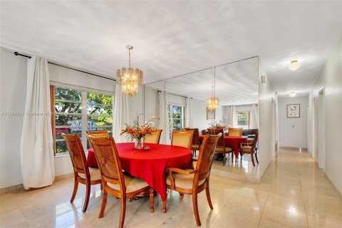 Villa ou maison à vendre à Palmetto Bay, Floride: 5 chambres, 235.23 m2 № 851466 - photo 9