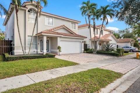 House in Doral, Florida 4 bedrooms, 239.69 sq.m. № 851465 - photo 1
