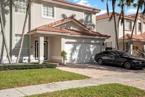 House in Doral, Florida 4 bedrooms, 239.69 sq.m. № 851465 - photo 2