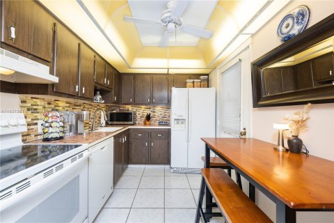 Condo in Aventura, Florida, 2 bedrooms  № 1292918 - photo 9