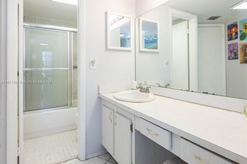 Condo in Aventura, Florida, 2 bedrooms  № 1292918 - photo 17