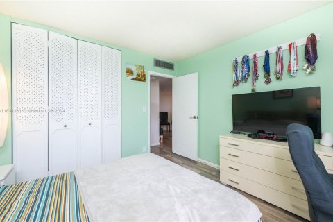 Condo in Aventura, Florida, 2 bedrooms  № 1292918 - photo 24