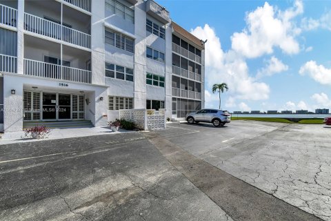 Condo in Lake Worth, Florida, 2 bedrooms  № 1330188 - photo 26