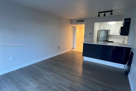 Condo in Miami, Florida, 1 bedroom  № 1370428 - photo 8