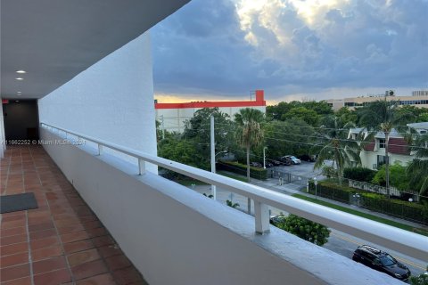 Condominio en alquiler en Miami, Florida, 1 dormitorio, 65.96 m2 № 1370428 - foto 16