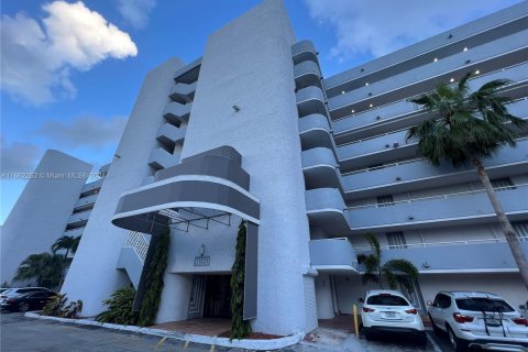 Condo in Miami, Florida, 1 bedroom  № 1370428 - photo 21