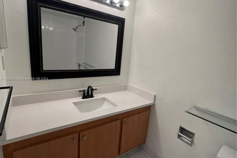 Condo in Miami, Florida, 1 bedroom  № 1370428 - photo 11