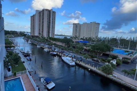 Condo in Miami, Florida, 1 bedroom  № 1370428 - photo 1