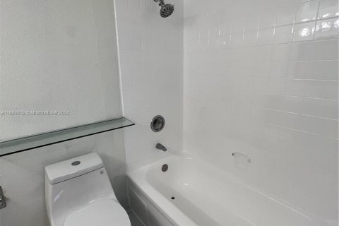 Condo in Miami, Florida, 1 bedroom  № 1370428 - photo 12