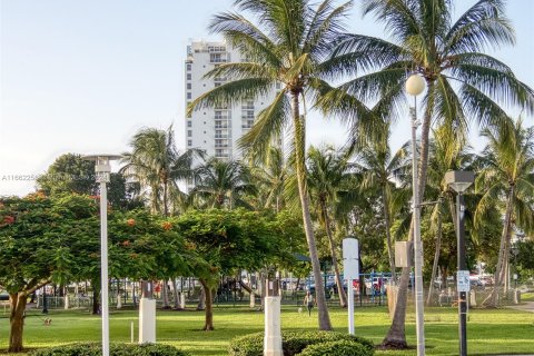 Condo in Miami Beach, Florida, 1 bedroom  № 1370430 - photo 21