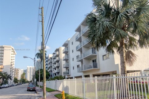 Condo in Miami Beach, Florida, 1 bedroom  № 1370430 - photo 22