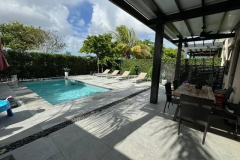 Casa en venta en Miami, Florida, 4 dormitorios, 234.49 m2 № 1413869 - foto 22