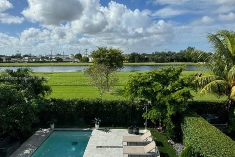 Casa en venta en Miami, Florida, 4 dormitorios, 234.49 m2 № 1413869 - foto 24