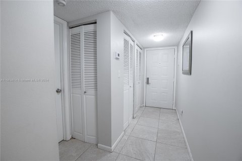 Condo in Lauderhill, Florida, 2 bedrooms  № 1099731 - photo 9