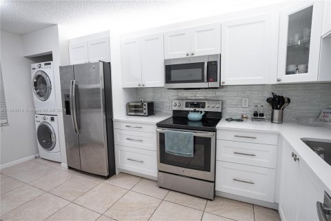 Condo in Lauderhill, Florida, 2 bedrooms  № 1099731 - photo 12