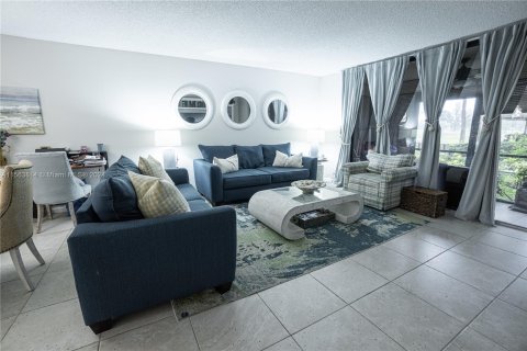 Condo in Lauderhill, Florida, 2 bedrooms  № 1099731 - photo 2